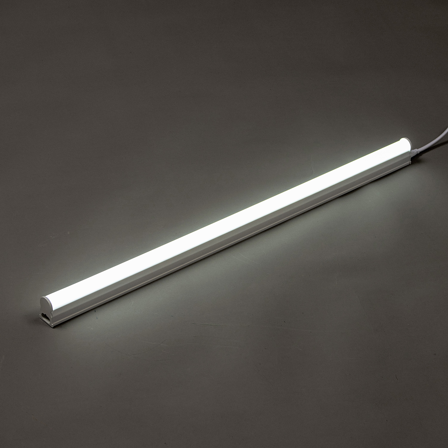 Светильник светодиодный линейный 8W 6,5K 600Лм 560*22*33мм IP20  Gauss TL Elementary TL004 *1/25