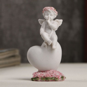 Сувенир полистоун "Белоснежный ангел в розовом веночке верхом на сердце" 8,5х4,3х2,2 см   4053255